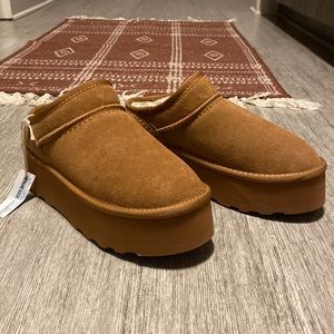 Cushionaire huggy surge platform mule slipper